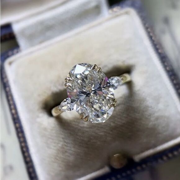 💎 New Stunning & sparkling oval cubic zirconia ring 💎 - Picture 2 of 6